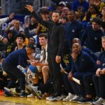 Luguentz Dort (5), do Oklahoma City Thunder, tenta roubar um passe de Gui Santos (15), do Golden State Warriors, no primeiro quarto de seu jogo da NBA no Chase Center, em San Francisco, Califórnia, na sexta-feira, 2 de janeiro de 2026. (Jose Carlos Fajardo/Bay Area News Group)