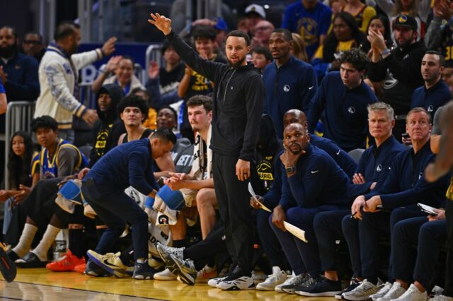 Luguentz Dort (5), do Oklahoma City Thunder, tenta roubar um passe de Gui Santos (15), do Golden State Warriors, no primeiro quarto de seu jogo da NBA no Chase Center, em San Francisco, Califórnia, na sexta-feira, 2 de janeiro de 2026. (Jose Carlos Fajardo/Bay Area News Group)