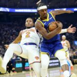 Quinten Post (21), do Golden State Warriors, bloqueia um chute para OG Anunoby (8), do New York Knicks, no primeiro quarto de um jogo da NBA no Chase Center, em San Francisco, Califórnia, na quinta-feira, 15 de janeiro de 2026. (Ray Chavez/Bay Area News Group)