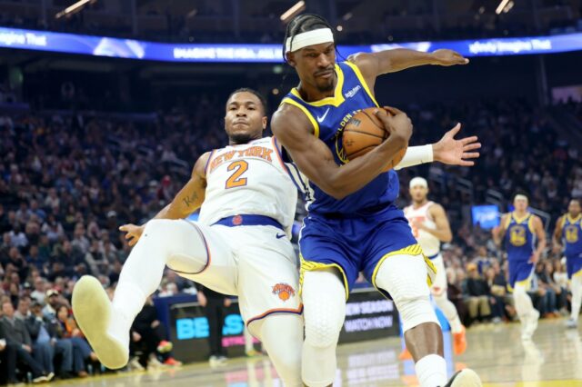 Quinten Post (21), do Golden State Warriors, bloqueia um chute para OG Anunoby (8), do New York Knicks, no primeiro quarto de um jogo da NBA no Chase Center, em San Francisco, Califórnia, na quinta-feira, 15 de janeiro de 2026. (Ray Chavez/Bay Area News Group)