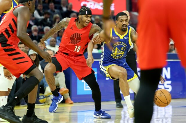 Brandin Podziemski (2), do Golden State Warriors, acerta um chute na frente de Rayan Rupert (21), do Portland Trail Blazers, no primeiro quarto de um jogo da NBA no Chase Center, em San Francisco, Califórnia, na terça-feira, 13 de janeiro de 2026. (Ray Chavez/Bay Area News Group)