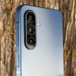 Samsung Galaxy S25 Ultra e Moto G Play 2026 sentados um ao lado do outro