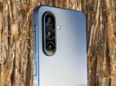 Analisei telefones que custam cinco vezes mais – o Galaxy A17 ainda faz sentido Samsung Galaxy S25 Ultra e Moto G Play 2026 sentados um ao lado do outro