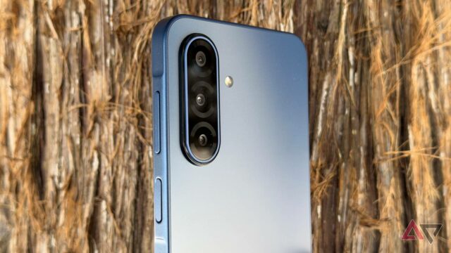 Samsung Galaxy S25 Ultra e Moto G Play 2026 sentados um ao lado do outro