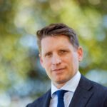 O ministro da Defesa paralelo, Andrew Hastie, na orla marítima de Mandurah, em seu eleitorado de Canning. 08/09/2024 Foto: Trevor Collens