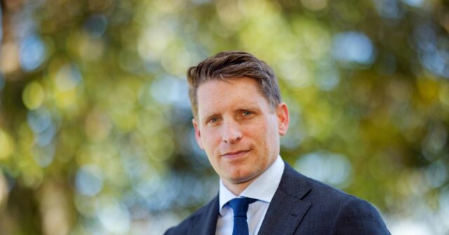 Andrew Hastie diz que não lutará para se tornar líder O ministro da Defesa paralelo, Andrew Hastie, na orla marítima de Mandurah, em seu eleitorado de Canning. 08/09/2024 Foto: Trevor Collens