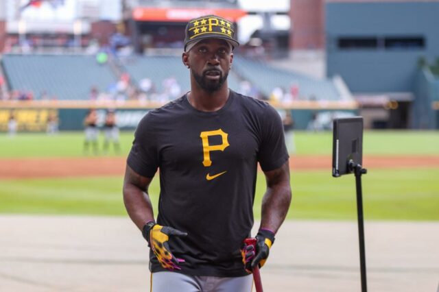 Andrew McCutchen durante o treino de rebatidas antes de um jogo contra o Atlanta Braves em Truist Park em 26 de setembro de 2025 em Atlanta, Geórgia.