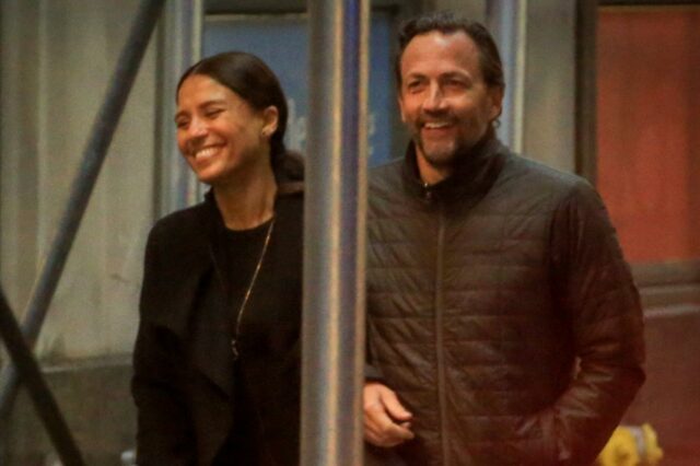 Andrew Shue e Marilee Fiebig dizendo aos amigos que querem se casar
