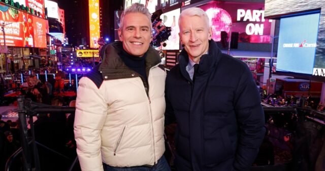 Os momentos mais engraçados da véspera de ano novo na televisão de Andy Cohen e Anderson Cooper