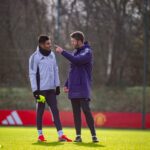 O técnico / técnico do Manchester United, Michael Carrick, comemora com Casemiro do Manchester United durante a partida da Premier League entre Manchester United e Manchester City em Old Trafford em 17 de janeiro de 2026