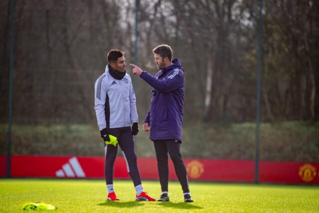 O técnico / técnico do Manchester United, Michael Carrick, comemora com Casemiro do Manchester United durante a partida da Premier League entre Manchester United e Manchester City em Old Trafford em 17 de janeiro de 2026