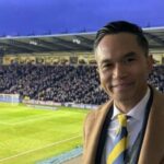 Anindya Bakrie assiste ao vivo a estreia do novo técnico do Oxford United e envia uma mensagem ao futebol indonésio