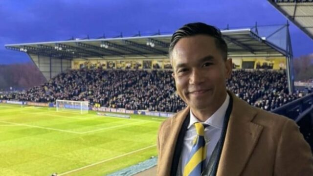 Anindya Bakrie assiste ao vivo a estreia do novo técnico do Oxford United e envia uma mensagem ao futebol indonésio

