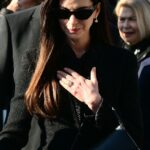 Anne Hathaway apresentou figuras sombrias ao liderar os enlutados em homenagem a Valentino Garavani em seu funeral em Roma na sexta-feira.