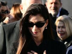 Anne Hathaway, Donatella Versace e Tom Ford apresentam figuras sombrias enquanto lideram os enlutados que prestam homenagem a Valentino Garavani em seu funeral em Roma após sua morte aos 93 anos. Anne Hathaway apresentou figuras sombrias ao liderar os enlutados em homenagem a Valentino Garavani em seu funeral em Roma na sexta-feira.