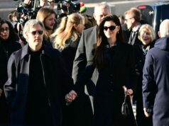 Anne Hathaway, Elizabeth Hurley e Tom Ford entre celebridades do cinema e da moda prestando última homenagem no funeral de Valentino em Roma Anne Hathaway, Elizabeth Hurley e Tom Ford entre celebridades do cinema e da moda prestando última homenagem no funeral de Valentino em Roma