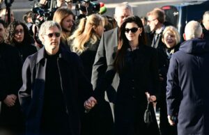 Anne Hathaway, Elizabeth Hurley e Tom Ford entre celebridades do cinema e da moda prestando última homenagem no funeral de Valentino em Roma Anne Hathaway, Elizabeth Hurley e Tom Ford entre celebridades do cinema e da moda prestando última homenagem no funeral de Valentino em Roma