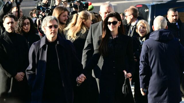 Anne Hathaway, Elizabeth Hurley e Tom Ford entre celebridades do cinema e da moda prestando última homenagem no funeral de Valentino em Roma
