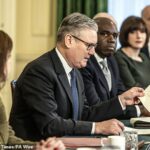 Ano Novo... o mesmo velho Keir: O PM robótico lê uma nota 'empolgante' para o gabinete de rosto sombrio, instando-os a ignorar as pesquisas apocalípticas e se concentrar no custo de vida