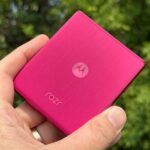 Motorola Razr Ultra 2025 em Pink Cabaret sentado na mesa