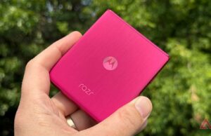 Ano novo, mesmo smartphone favorito. Este negócio do Motorola Razr Ultra ainda funciona em 2026 Motorola Razr Ultra 2025 em Pink Cabaret sentado na mesa
