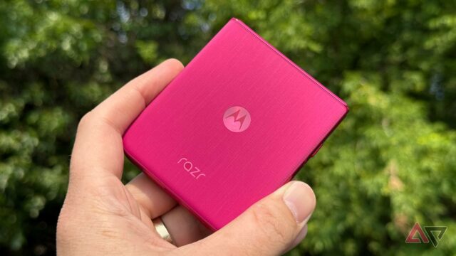 Motorola Razr Ultra 2025 em Pink Cabaret sentado na mesa