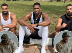 Anthony Joshua luta contra as lágrimas falando sobre amigos mortos em um terrível acidente de carro na Nigéria Anthony Joshua e seus dois amigos, Sina Ghami e Latif Ayodele, posando após um treino.