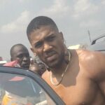 Anthony Joshua presta homenagem aos amigos que morreram em acidente de carro na Nigéria