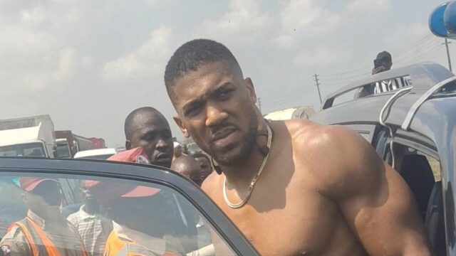 Anthony Joshua presta homenagem aos amigos que morreram em acidente de carro na Nigéria
