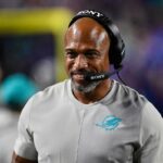 O coordenador defensivo do Miami Dolphins, Anthony Weaver, caminha na linha lateral durante o segundo tempo de um jogo de futebol americano da NFL contra o Buffalo Bills, quinta-feira, 18 de setembro de 2025, em Orchard Park, NY
