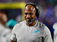 Anthony Weaver, dos Dolphins, emergindo como candidato popular a treinador principal com interesse de Bills e Cardinals O coordenador defensivo do Miami Dolphins, Anthony Weaver, caminha na linha lateral durante o segundo tempo de um jogo de futebol americano da NFL contra o Buffalo Bills, quinta-feira, 18 de setembro de 2025, em Orchard Park, NY