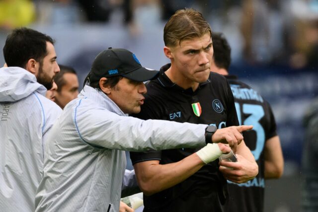 Amad, Alejandro Garnacho, kobbie Mainoo e Rasmus Idlund com a FA Cup.