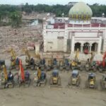 Aparência do internato islâmico Darul Mukhlisin Aceh Tamiang, limpo de pilhas de madeira