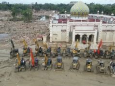 Aparência do internato islâmico Darul Mukhlisin Aceh Tamiang, limpo de pilhas de madeira Aparência do internato islâmico Darul Mukhlisin Aceh Tamiang, limpo de pilhas de madeira