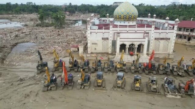 Aparência do internato islâmico Darul Mukhlisin Aceh Tamiang, limpo de pilhas de madeira
