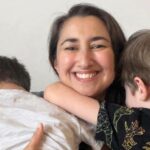 Kerith Whittigan, 43, de Melbourne, diz que percebeu como a pele de seu filho Elliot, de sete anos, está ficando bronzeada, apesar de mandá-lo para a escola usando protetor solar.