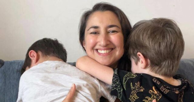 Kerith Whittigan, 43, de Melbourne, diz que percebeu como a pele de seu filho Elliot, de sete anos, está ficando bronzeada, apesar de mandá-lo para a escola usando protetor solar.