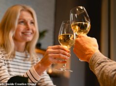 Apenas dois drinques por noite aumentam o risco de câncer de intestino, segundo um novo estudo importante – enquanto os especialistas identificam a quantidade que você PODE beber sem aumentar o perigo Uma nova investigação revela agora que um maior consumo de álcool ao longo da vida também está associado a um risco mais elevado, especialmente de cancro retal, e que parar de beber pode diminuir o risco de uma pessoa.