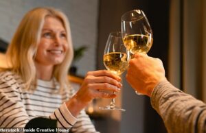 Apenas dois drinques por noite aumentam o risco de câncer de intestino, segundo um novo estudo importante – enquanto os especialistas identificam a quantidade que você PODE beber sem aumentar o perigo Uma nova investigação revela agora que um maior consumo de álcool ao longo da vida também está associado a um risco mais elevado, especialmente de cancro retal, e que parar de beber pode diminuir o risco de uma pessoa.