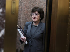 Apesar das ‘preocupações’, Susan Collins não impedirá o ICE de matar cidadãos Um memorial improvisado é colocado onde Alex Pretti foi morto a tiros por um oficial da Patrulha de Fronteira dos EUA ontem, em Minneapolis, domingo, 25 de janeiro de 2026. (AP Photo/Adam Gray)