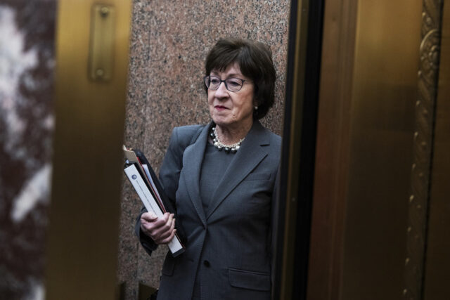 Um memorial improvisado é colocado onde Alex Pretti foi morto a tiros por um oficial da Patrulha de Fronteira dos EUA ontem, em Minneapolis, domingo, 25 de janeiro de 2026. (AP Photo/Adam Gray)