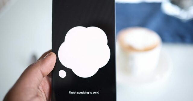 Apesar de tudo, um chatbot Siri parece o caminho certo a seguir | Interface de voz para chatbot vista em um smartphone