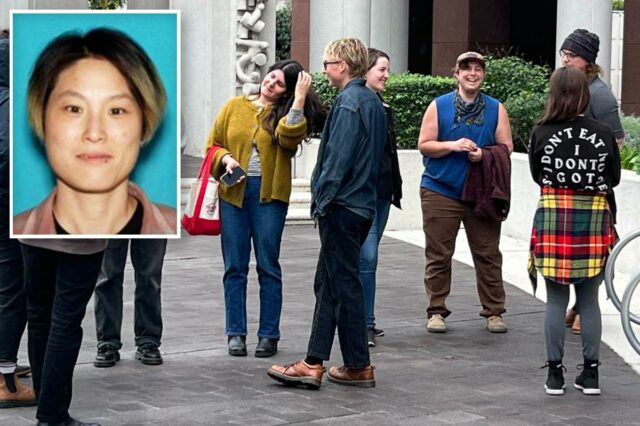 Apoiador manda beijo para suspeito de conspiração terrorista em Los Angeles durante audiência no tribunal
