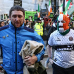 Apoiadores pró-Palestina de Kneecap protestam contra recurso judicial