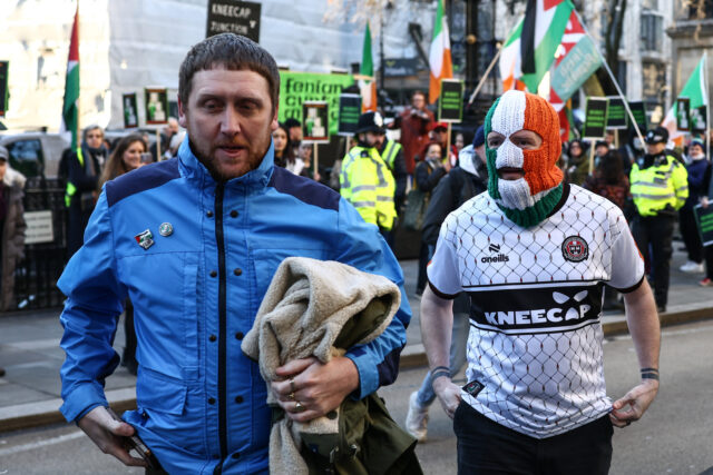 Apoiadores pró-Palestina de Kneecap protestam contra recurso judicial
