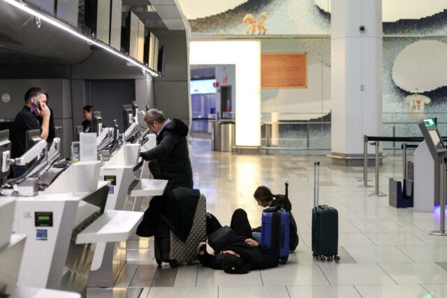 Aqui está o que as companhias aéreas lhe devem se você ficar preso por Winter Storm Fern
