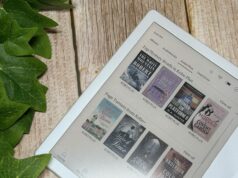 Aqui está o que estou animado para ler no Kobo Plus em fevereiro Uma mulher sentada em uma cadeira lendo um livro, com ícones coloridos do NotebookLM flutuando ao seu redor e uma pilha de livros no chão ao lado da cadeira