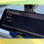 O Samsung Galaxy S25 com Google Gemini ativado em uma mesa de madeira