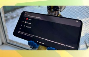 Aqui está sua primeira olhada no Bixby com tecnologia Perplexity da Samsung O Samsung Galaxy S25 com Google Gemini ativado em uma mesa de madeira