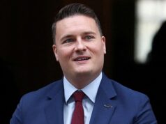 Aqui estão as caricaturas gloriosamente irreverentes de Quentin Letts do ano passado em Westminster. Então você consegue adivinhar suas vítimas? Aqui estão as caricaturas gloriosamente irreverentes de Quentin Letts do ano passado em Westminster. Então você consegue adivinhar suas vítimas?